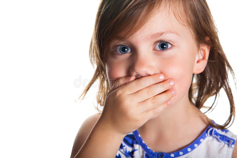 Как будет маленький рот. Ребенок закрывает рот. Закрытый рот ребенка. Ребенок с закрытым ртом. Подросток прикрывает рот.