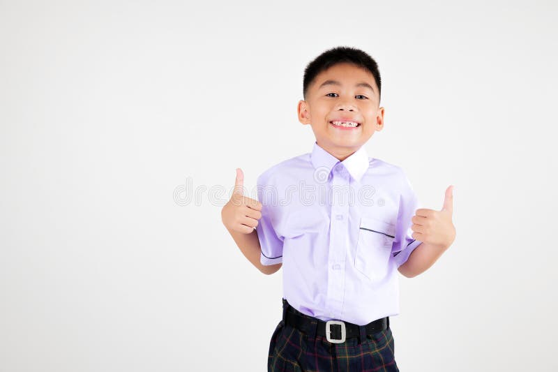 Portrait Lächeln asiatische kleine Junge primär posieren geben einen Daumen nach oben Studio lizenzfreie stockfotos