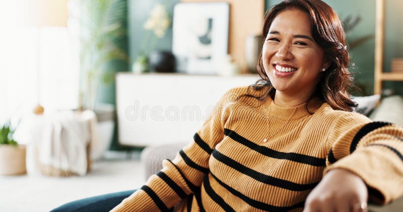 Portrait Lächeln und asiatische Frau zu Hause entspannen und Ruhe am Wochenende in der Lounge. Wohnzimmer mit Aussicht und glückli lizenzfreie stockfotos