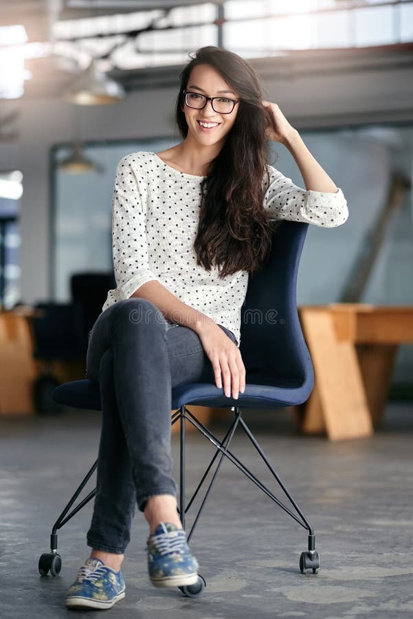 Portrait Lächeln und Brille für Frauenstuhl und kreativ im Büro mit Schreibtischstart und Selbstvertrauen. New York stockbilder