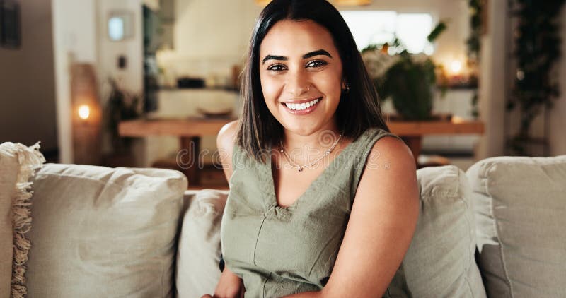 Portrait Lächeln und Frau auf dem Sofa für Entspannung und Ruhe am Wochenende Komfort. Wohnzimmer und weibliche Person stockfotos