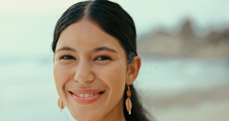 Portrait Lächeln und Frau auf See für Urlaub und Reisen im Freien für Abenteuer. Strand Gesicht und glückliche Frau lizenzfreies stockfoto