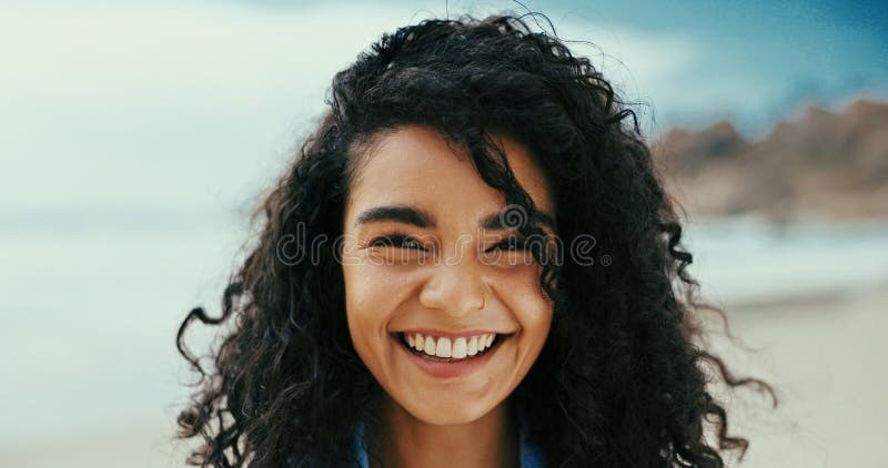 Portrait Lächeln und Frau am Strand für Urlaub und Reisen im Freien für Abenteuer. Vertrauen in den Ozean und glücklich lizenzfreies stockbild