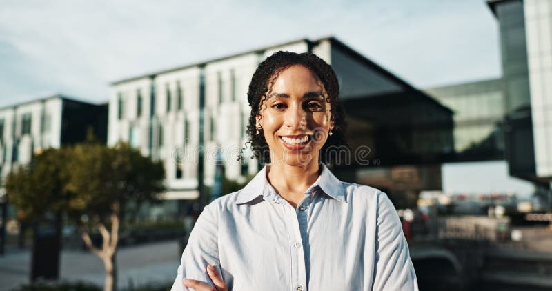 Portrait Lächeln und Geschäftsfrau in der Stadt für Reiseverkehr und selbstbewusstes Immobilienbüro. glücklicher Arbeiter lizenzfreie stockbilder