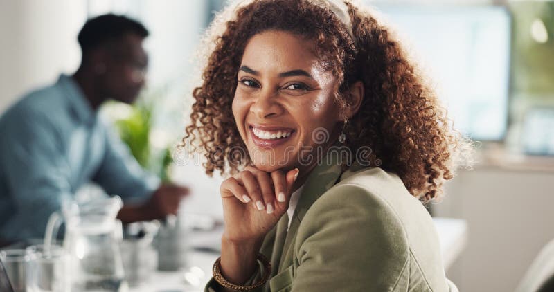 Portrait Lächeln und Geschäftsfrau im Amt für Karrierechancen und Job in der kreativen Gründeragentur. Gesichtspunkt stockbilder