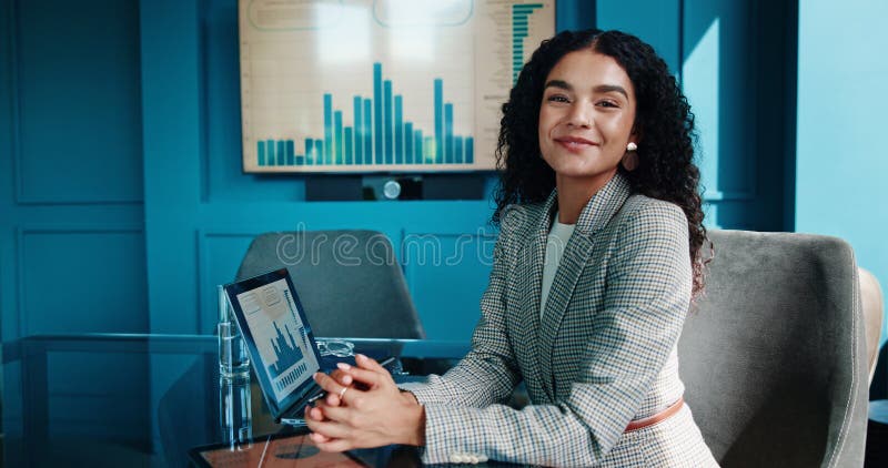 Portrait Lächeln und Geschäftsfrau mit Laptop für die Finanzierung von Investment-Metriken und Daten mit Aktuar. Computer lizenzfreies stockfoto