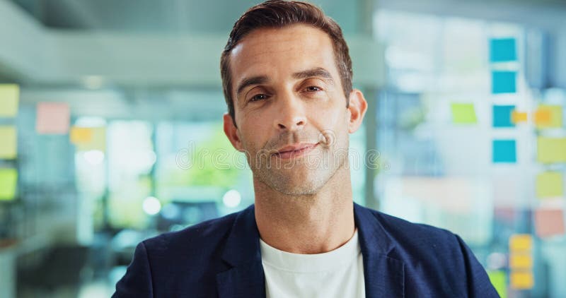 Portrait Lächeln und Geschäftsmann durch Glaswand Mitarbeiter und glücklicher kreativer Autor. vertrauensvoller Arbeitnehmer und lizenzfreies stockbild