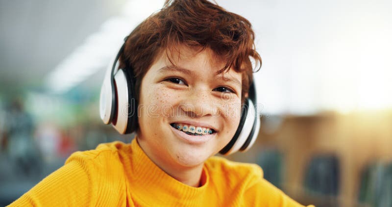 Portrait Lächeln und Kind mit Kopfhörer Musik und hören Audio mit Technik und Abonnement. Vertrauter Junge und lizenzfreies stockfoto