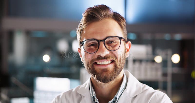 Portrait Lächeln und Mann am Arbeitsplatz Wissenschaft und Brille mit Karrierestolz und Nacht. Persönlichkeit oder stockbild