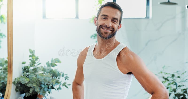 Portrait Lächeln und Mann in Bad Skincare und Vertrauen mit Routine-Hygiene und Kosmetik. Apartment und lizenzfreie stockbilder