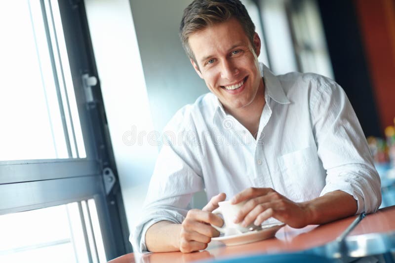 Portrait Lächeln und Mann mit Kaffee Café und heiße Getränke für Pause Morgen und Glück im Geschäft. Freude am Wochenende und lizenzfreie stockfotografie