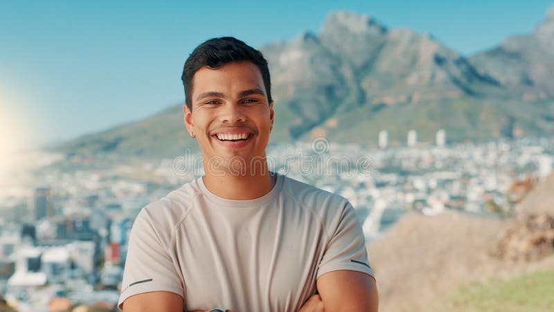 Portrait Lächeln und Mann in Stadt Fitness und Wellness mit Trainingsstolz und Bewegung. Gefallen glückliche Person und draußen stockfotografie