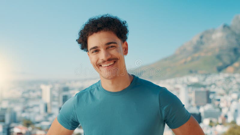 Portrait Lächeln und Mensch in Stadttraining und Selbstvertrauen mit Wellness Stolz und Bewegung. Angesicht glücklicher Person und lizenzfreie stockbilder