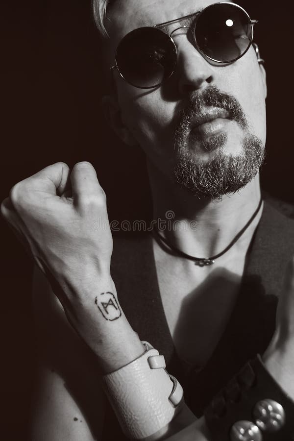 Portrait of a man wearing a sunglasses royalty free stock images Portrait of a man wearing a sunglasses royalty free stock images