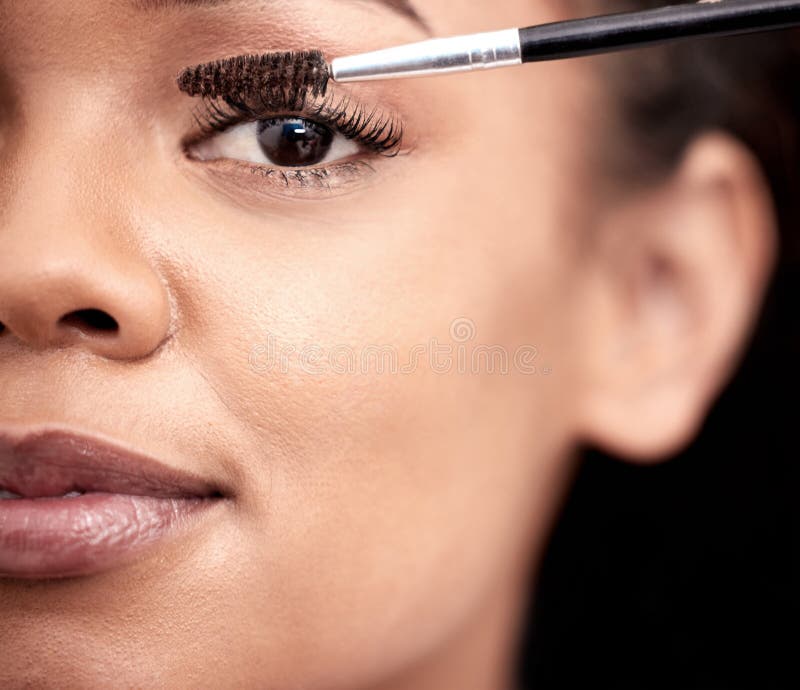 Portrait maquillage et femme avec pinceau mascara à la maison pour soins de beauté ou extension dans la salle de bain. Appliquer l photo libre de droits