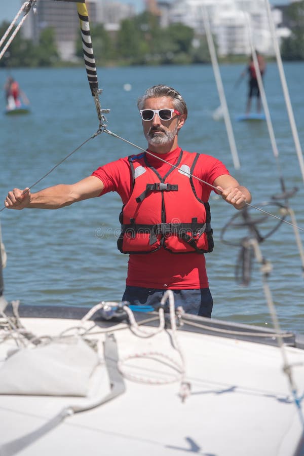 Man rows across the Pacific Ocean by himself - Business 