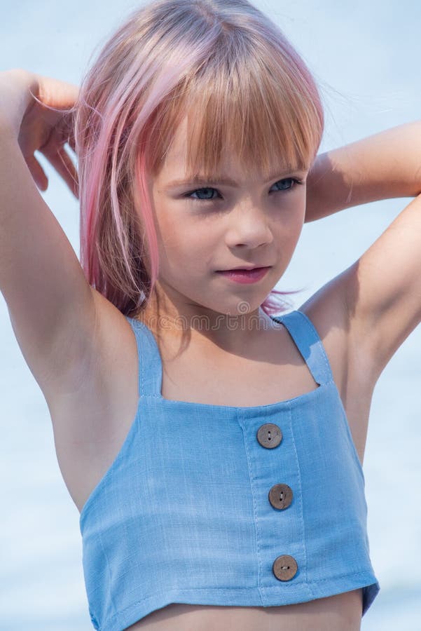 Fille De 10 Ans Avec Le Cadeau Photo stock - Image du mignon, moderne:  65004120