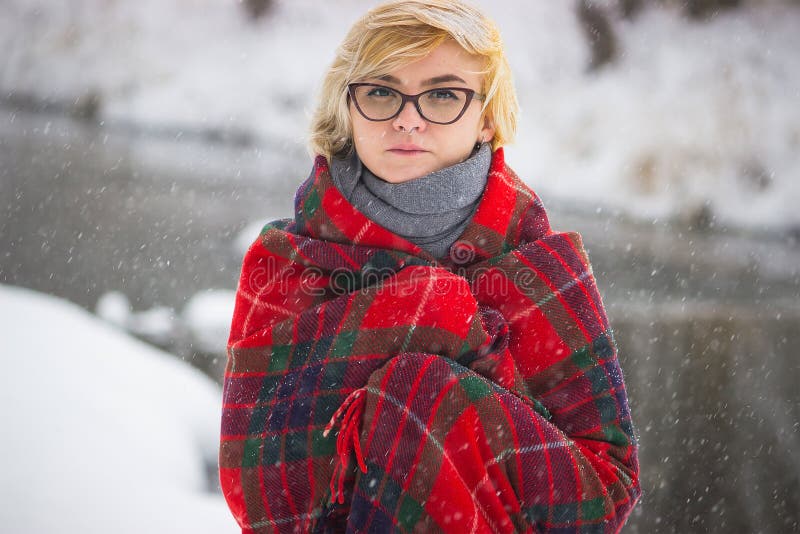 Portrait mou de la fille seule impaire s'asseyant chez la personne féminine sans amis de forêt neigeuse d'hiver avec émotif trist photographie stock Portrait mou de la fille seule impaire s'asseyant chez la personne féminine sans amis de forêt neigeuse d'hiver avec émotif trist photographie stock