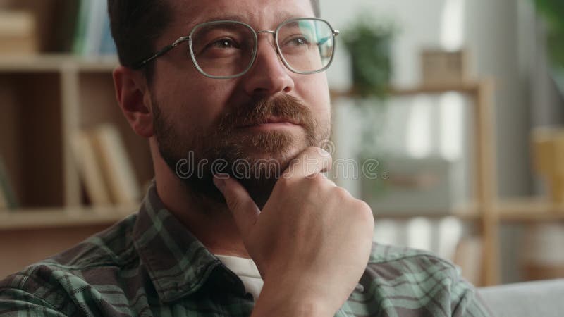 Portrait moyen Caucase habile homme pensant idée solution de penser rêve homme européen homme homme d'affaires entreprise clips vidéos