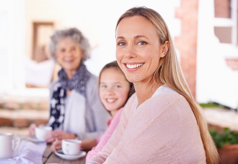 Portrait Mutter und Tochter an Großmuttergenerationen und Lächeln für den Besuch in Pensionshaus. Erwachsene stockbild