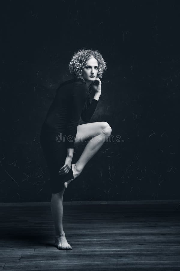 Portrait noir et blanc d'un modèle triste de type de transsexuel avec des yeux bleus et des cheveux blonds dans l'image d'une fem photo stock Portrait noir et blanc d'un modèle triste de type de transsexuel avec des yeux bleus et des cheveux blonds dans l'image d'une fem photo stock