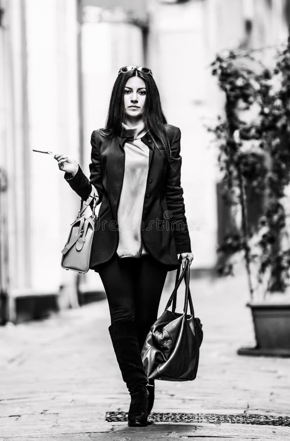 Portrait Noir Et Blanc D Une Femme Italienne Image Stock Image Du Moderne Italie Portrait Noir Et Blanc D Une Femme Italienne Image Stock Image Du Moderne Italie