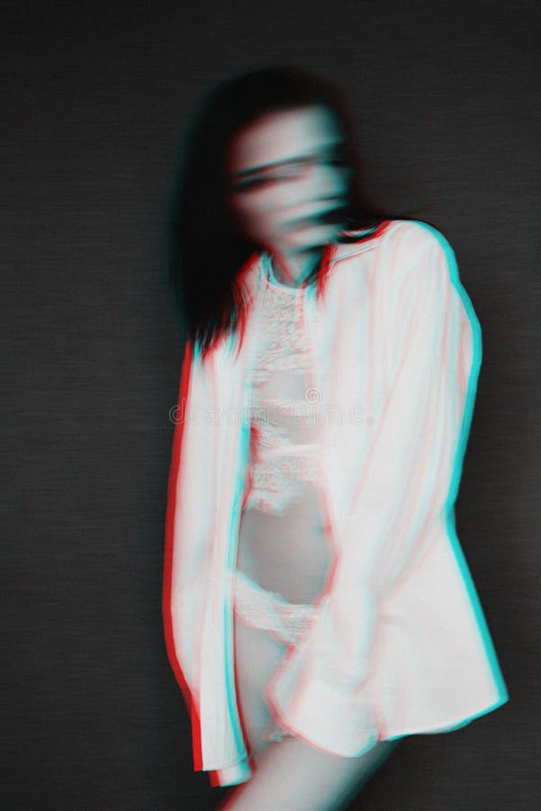 Portrait noir et blanc d'une fille dans les sous-vêtements et la chemise avec l'effet de problème image stock Portrait noir et blanc d'une fille dans les sous-vêtements et la chemise avec l'effet de problème image stock