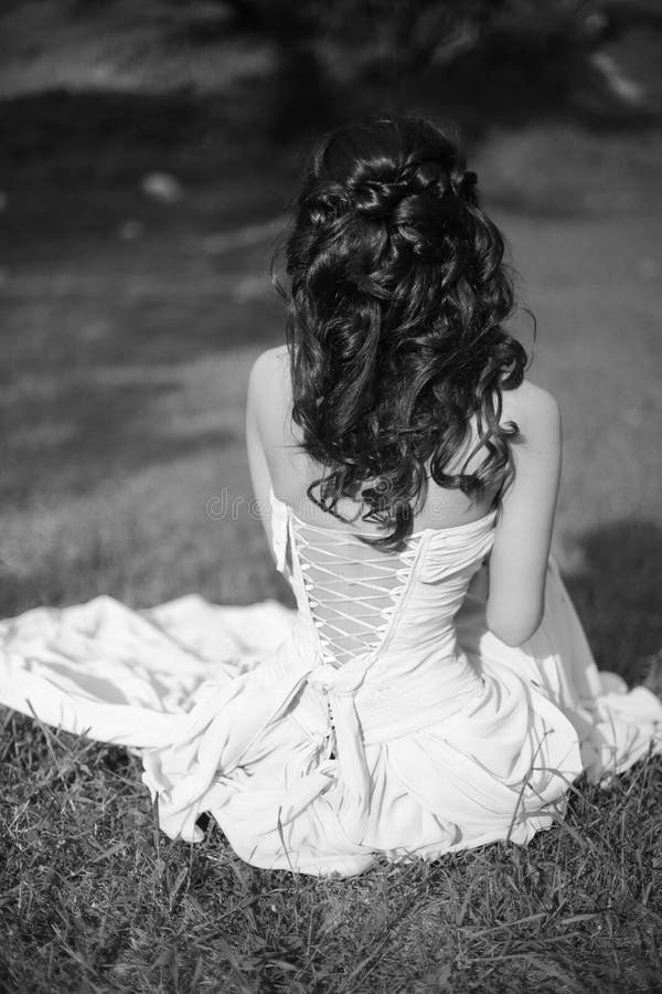 portrait noir et blanc de beauté Repos et sitt de jeune mariée de brune photos stock portrait noir et blanc de beauté Repos et sitt de jeune mariée de brune photos stock