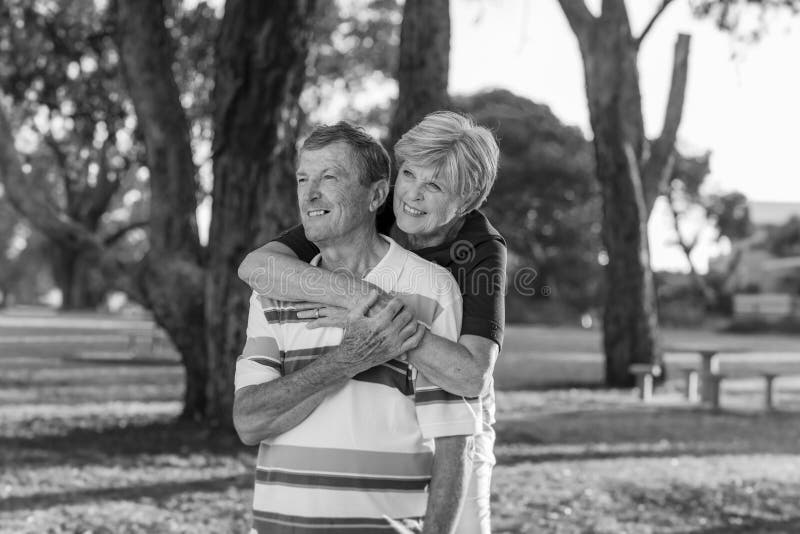 Portrait noir et blanc de beaux et heureux couples mûrs supérieurs américains environ 70 années montrant le smili d'amour et d'af photo libre de droits Portrait noir et blanc de beaux et heureux couples mûrs supérieurs américains environ 70 années montrant le smili d'amour et d'af photo libre de droits