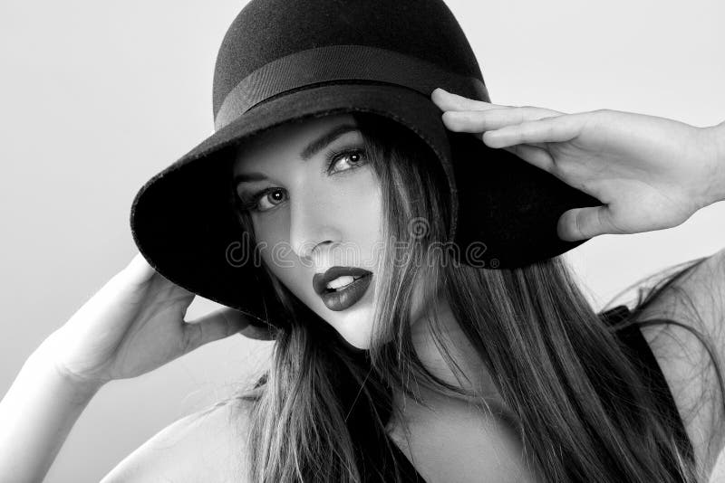 https://thumbs.dreamstime.com/b/portrait-noir-et-blanc-de-belle-femme-sexy-dans-le-chapeau-noir-95158616.jpg
