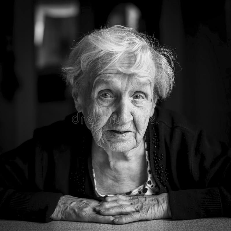 Download Portrait Noir Et Blanc De Femme Agée Image stock - Image du adulte, regarder: 76077385