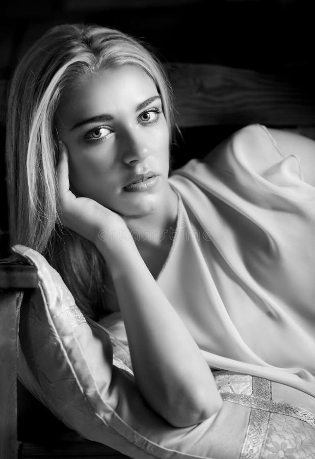 Portrait noir et blanc de femme blonde féminine étendue image stock Portrait noir et blanc de femme blonde féminine étendue image stock