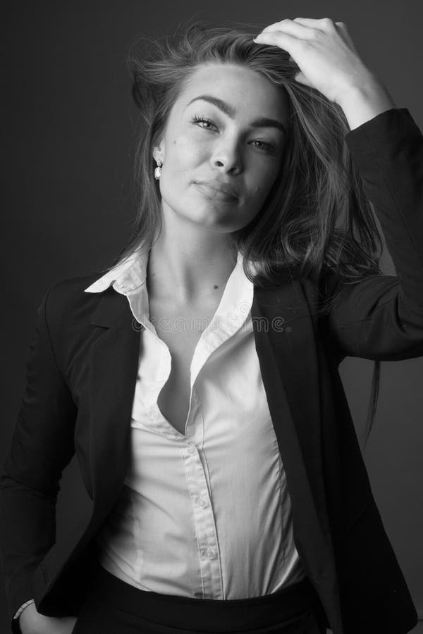Portrait noir et blanc de haute couture de jeune femme mince sexy élégante de brune photo stock Portrait noir et blanc de haute couture de jeune femme mince sexy élégante de brune photo stock