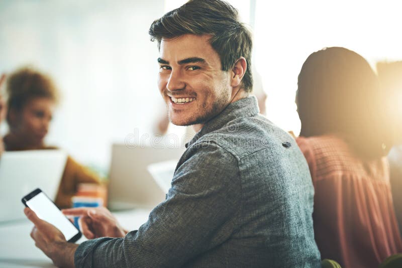 Portrait oder Telefonbildschirm mit Mockup für Börsenforschung oder Kryptowährungs-Website bei Treffen lizenzfreie stockbilder