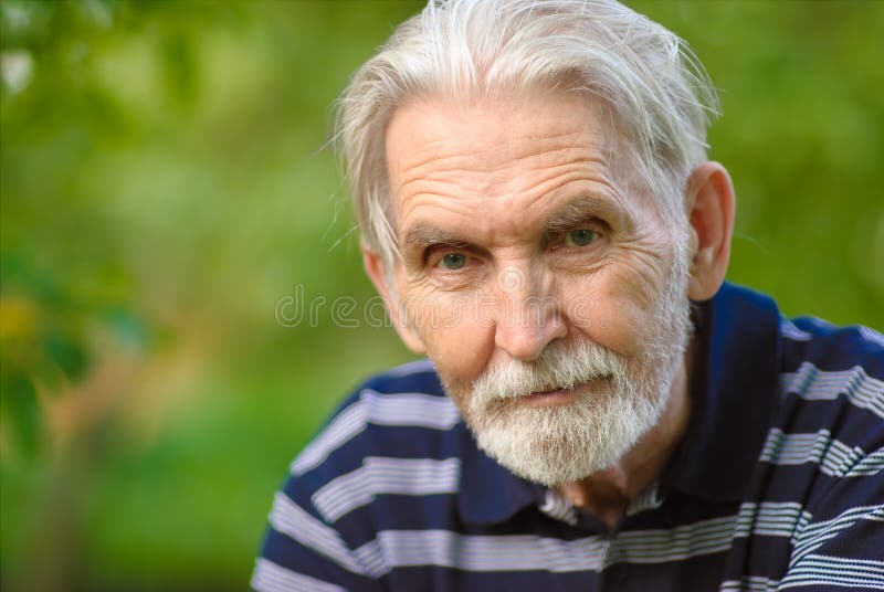 Más viejo hombre bigote de cerca contra personalmente parcela de tierra.