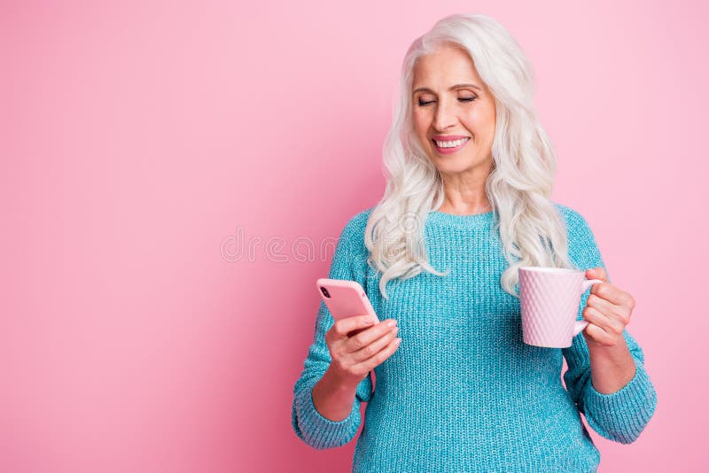 Elderly stylish granny caucasian mature woman using app on smartphone for  online shopping confused face expression. Chroma key background. Old  grandmother in fashion wearing browsing on mobile phone Stock Photo - Alamy