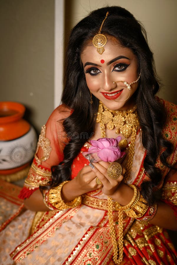 Portrait Young Indian Girl Wearing Traditional Saree, Gold Jewellery ...