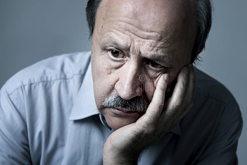 Portrait principal de vieil homme mûr supérieur sur son 70s semblant maladie d'Alzheimer de souffrance triste et inquiétée photos stock Portrait principal de vieil homme mûr supérieur sur son 70s semblant maladie d'Alzheimer de souffrance triste et inquiétée photos stock