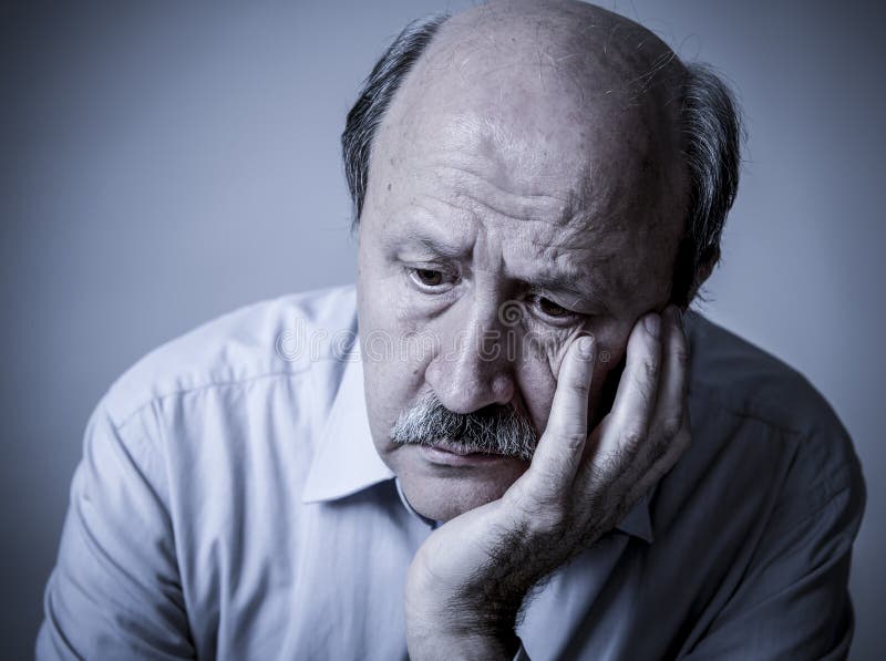 Portrait principal de vieil homme mûr supérieur sur son 60s semblant triste photographie stock Portrait principal de vieil homme mûr supérieur sur son 60s semblant triste photographie stock