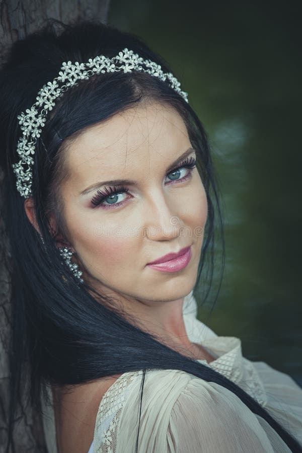 Portrait romantique de sourire de jeune femme de style par le lac photo libre de droits Portrait romantique de sourire de jeune femme de style par le lac photo libre de droits