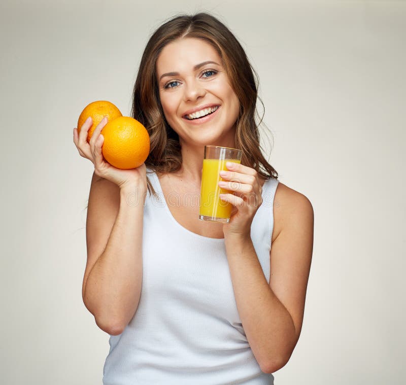 Portrait sain de mode de vie de la femme sportive de sourire tenant le vitam photographie stock libre de droits Portrait sain de mode de vie de la femme sportive de sourire tenant le vitam photographie stock libre de droits