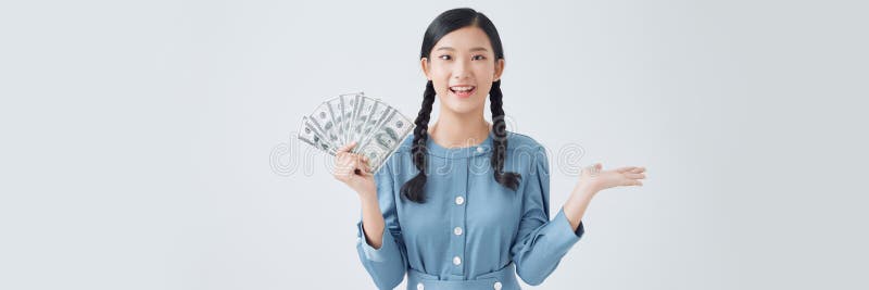 Portrait schöne junge Asiatin zeigen viel Geld oder Geld auf weißem Hintergrund lizenzfreies stockfoto
