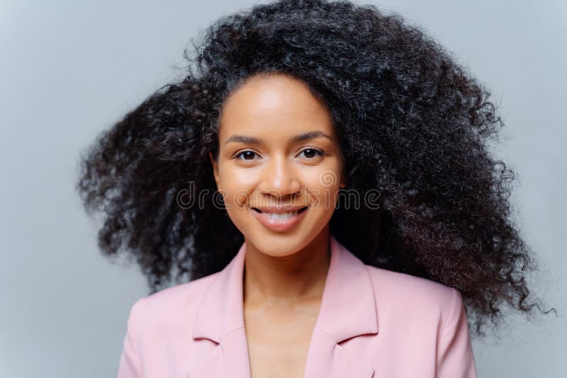 Portrait serré d'une belle femme d'affaires aux cheveux frisés, prospère et habillée de façon formelle, aux cheveux luxueux boucl image stock Portrait serré d'une belle femme d'affaires aux cheveux frisés, prospère et habillée de façon formelle, aux cheveux luxueux boucl image stock