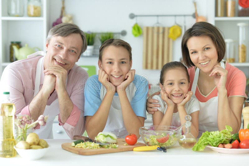 Portrait serré de la cuisine familiale mignonne photos stock Portrait serré de la cuisine familiale mignonne photos stock