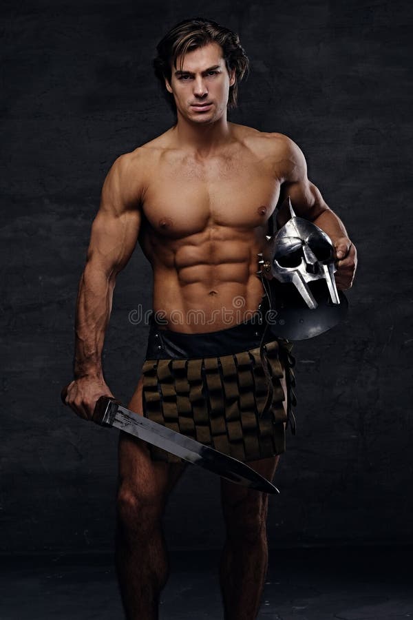 Retrato masculino en Roma soldado traje plata casco hierro espada en estudio la luz.