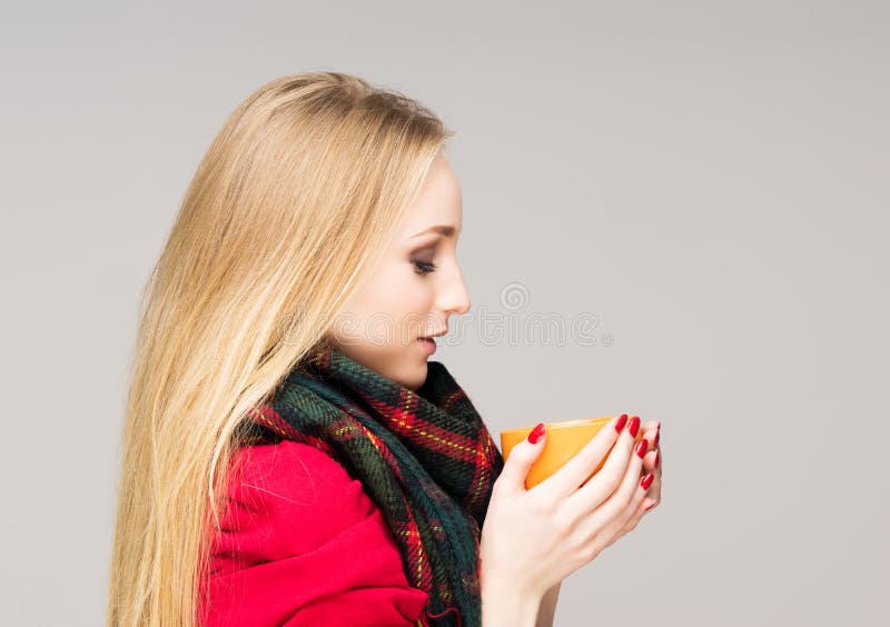 Portrait of a sick teenage girl with a cup of hot drink stock photography Portrait of a sick teenage girl with a cup of hot drink stock photography