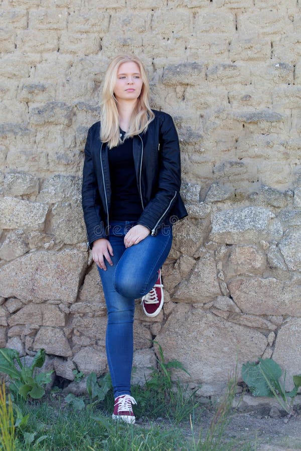 Portrait simple assez blond de femme dehors image stock Portrait simple assez blond de femme dehors image stock