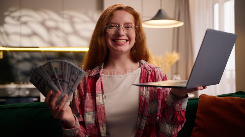 Portrait souriant une femme du Caucase heureuse regardant la caméra fêter avoir de l'argent comptant prix gagnant récompense avec banque de vidéos