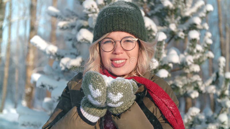 Portrait spielerisch junge schöne Frau bräunen Schneeflocken bei Sonnenlicht Winter Wald geschlossen langsamup