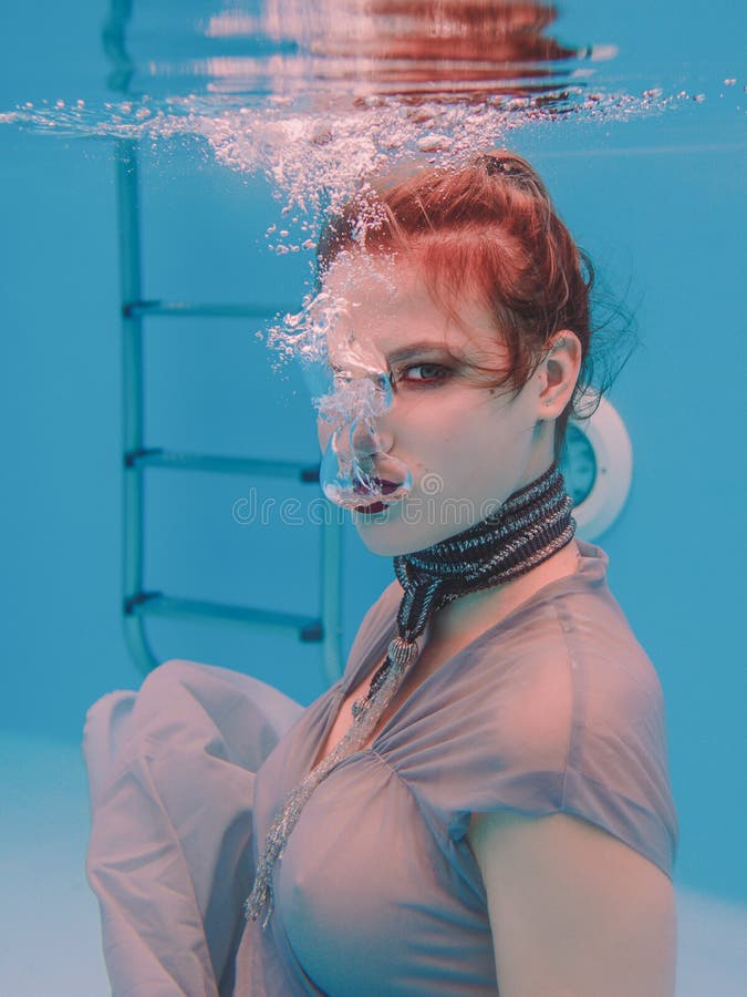 Portrait surréaliste de bel art étonnant de jeune femme dans la robe grise et l'écharpe perlée sous-marines photo stock Portrait surréaliste de bel art étonnant de jeune femme dans la robe grise et l'écharpe perlée sous-marines photo stock